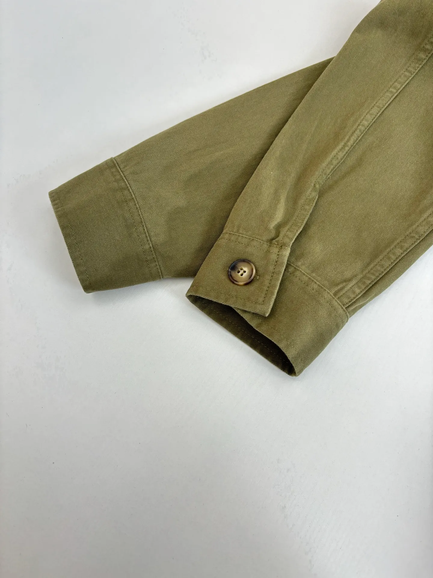P480 Saint Lauren*/Ysl Saint Laurent embroidered button-down lapel shirt. The natural fiber fabric has excellent breathability and moisture absorption, allowing the skin to breathe freely, keeping it dry and comfortable at all times. You will not feel hot or uncomfortable even if you wear it for a long time. Size: S/M/L/XL